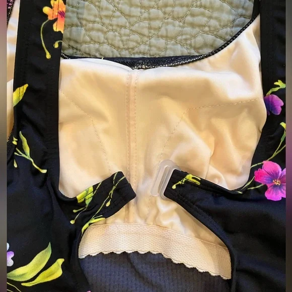 🎉 3/$15 Retro Lands’ End Floral Black Swimsuit 10 - Picture 4 of 9